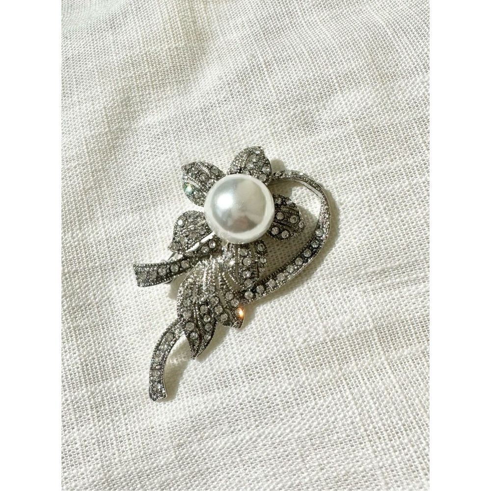 ￼ Cubic zirconia flower with faux Pearl brooch
